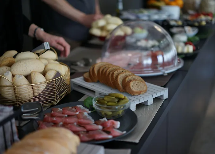 Aplo - Breakfast Experience 호텔 3*